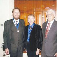 M. van Bart, ondervoorsitter H. Scheffler en voorsitter L. Hattingh.