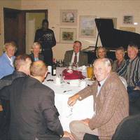 Gaste by die medalje-oorhandiging van M. van Bart.