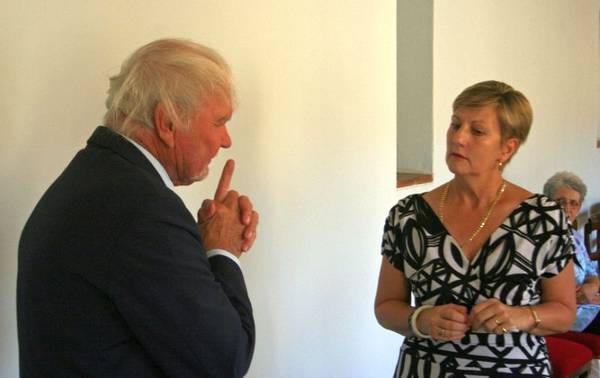 Dan in diep gesprek.