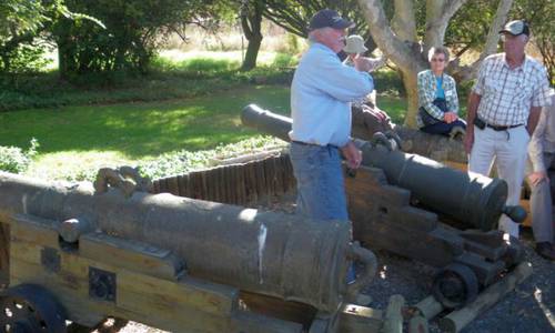 Dan gesels oor kannone op Hooggelegen.