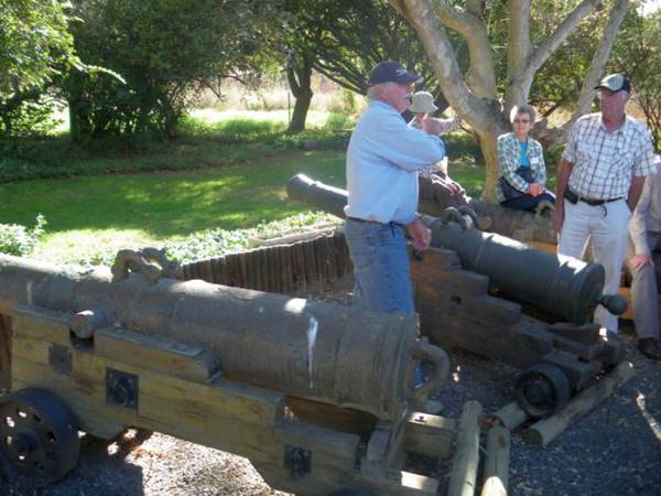 Dan gesels oor kannone op Hooggelegen.